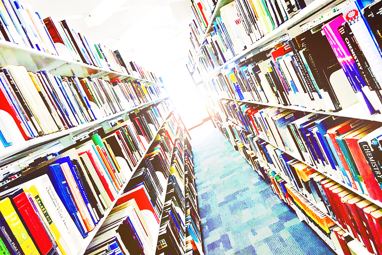たくさんの本が並ぶ図書館の書架と通路