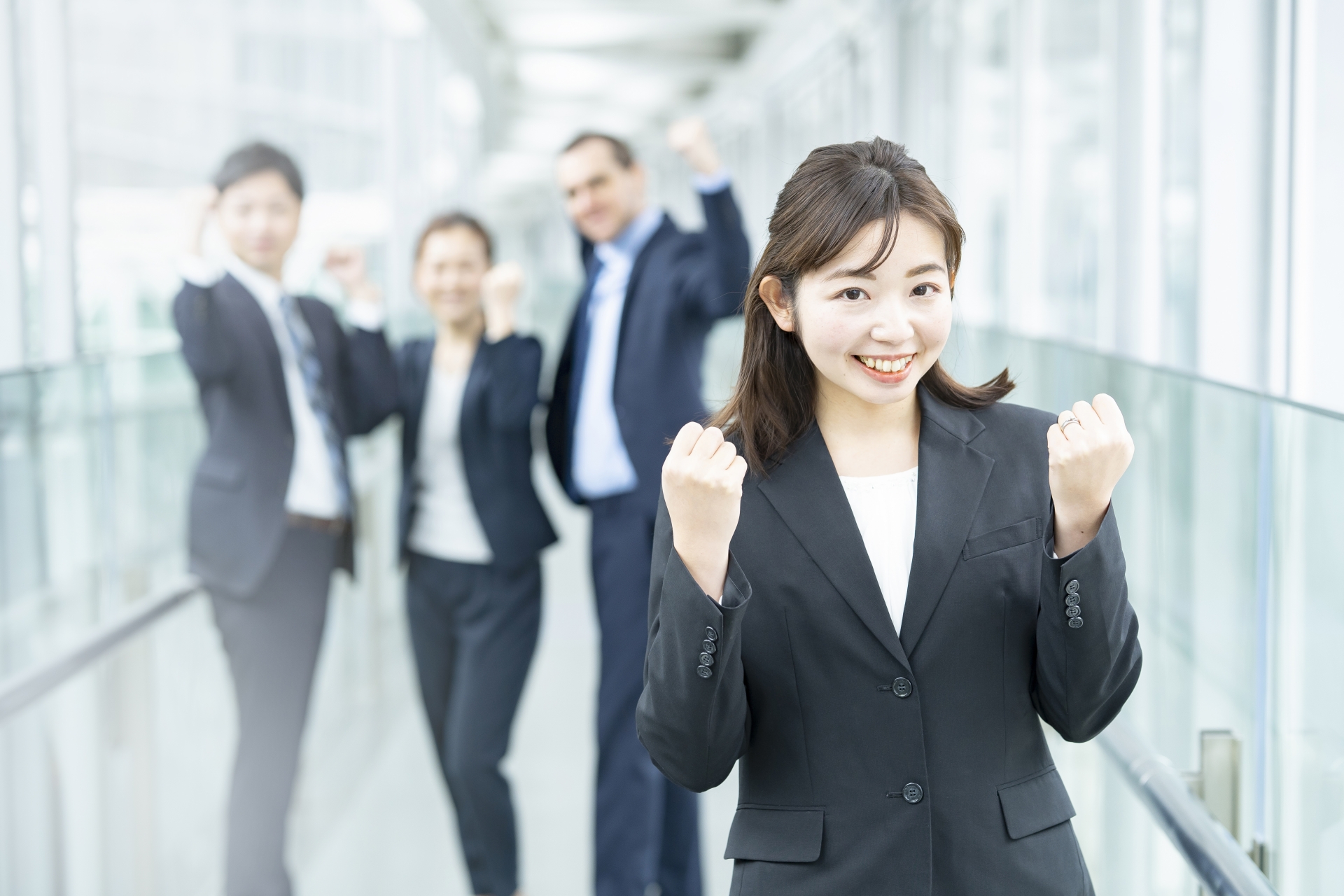 オフィスで資料を確認する手元のイメージ