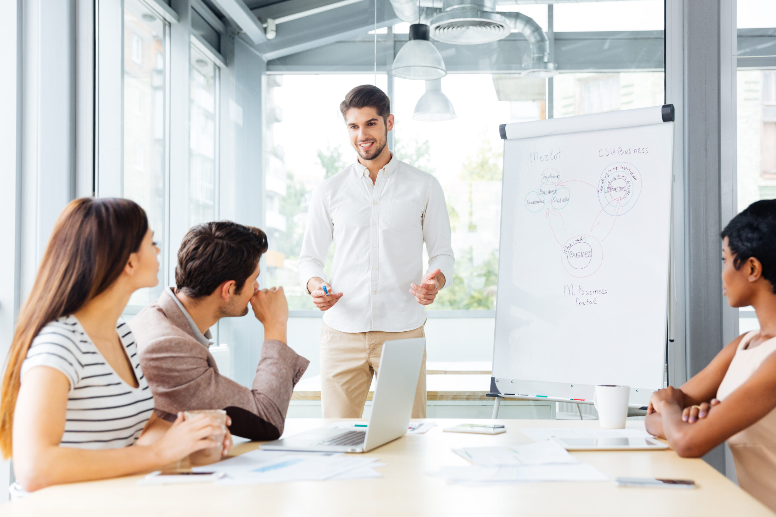 出版ブランディングで講演やプレゼンの機会が広がる経営者のイメージ