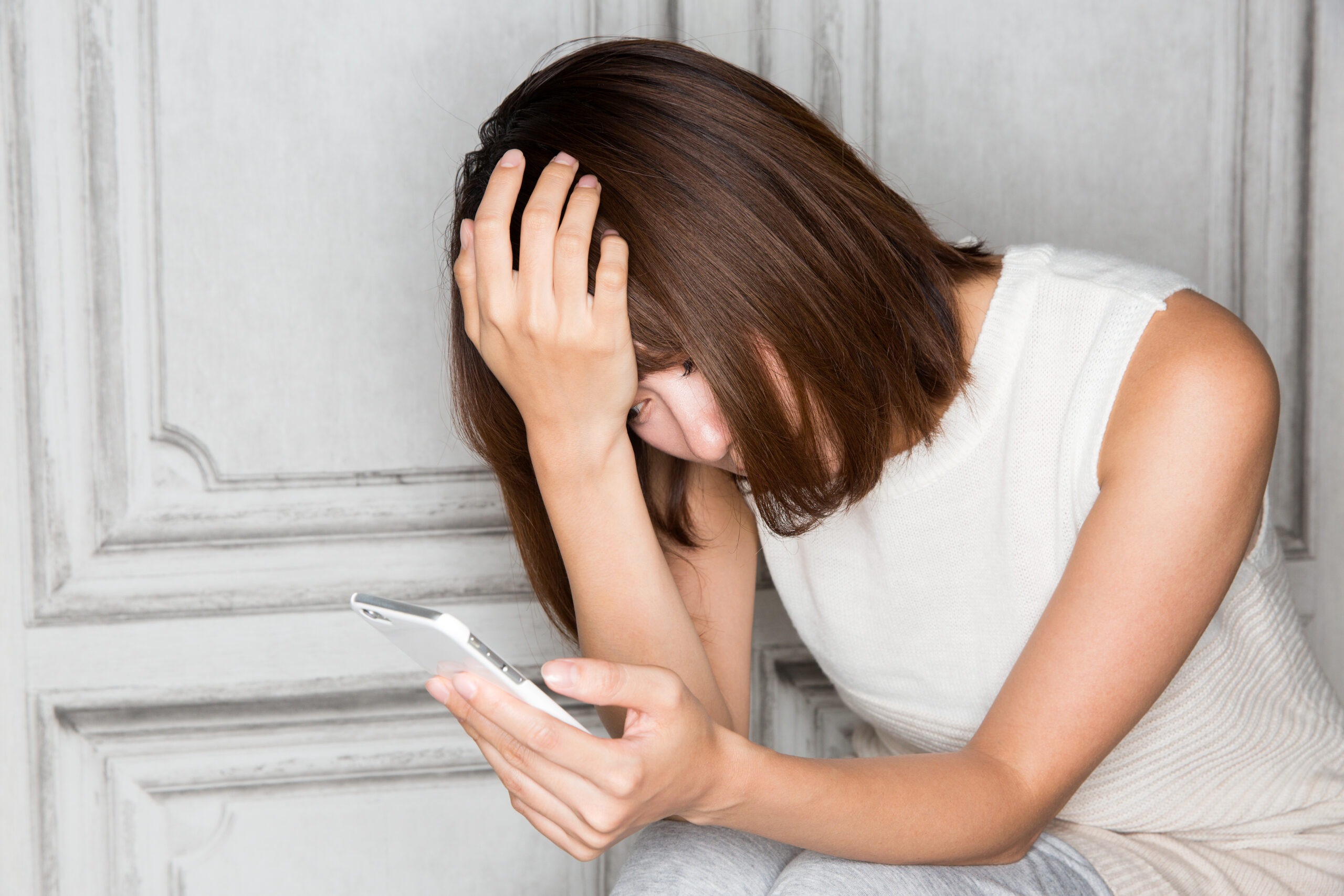 自費出版のメリットとデメリットを考える経営者のイメージ