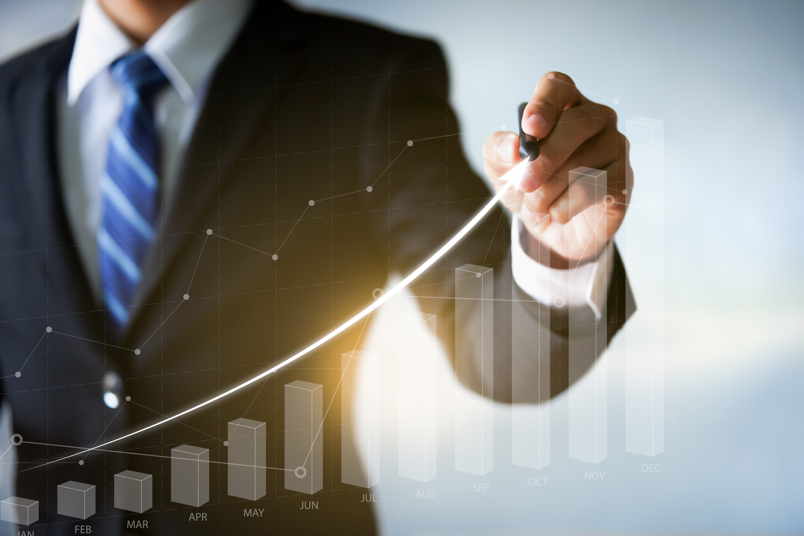 中小企業が出版することで集客と売上アップを実現するイメージ——グラフを指すビジネスマン