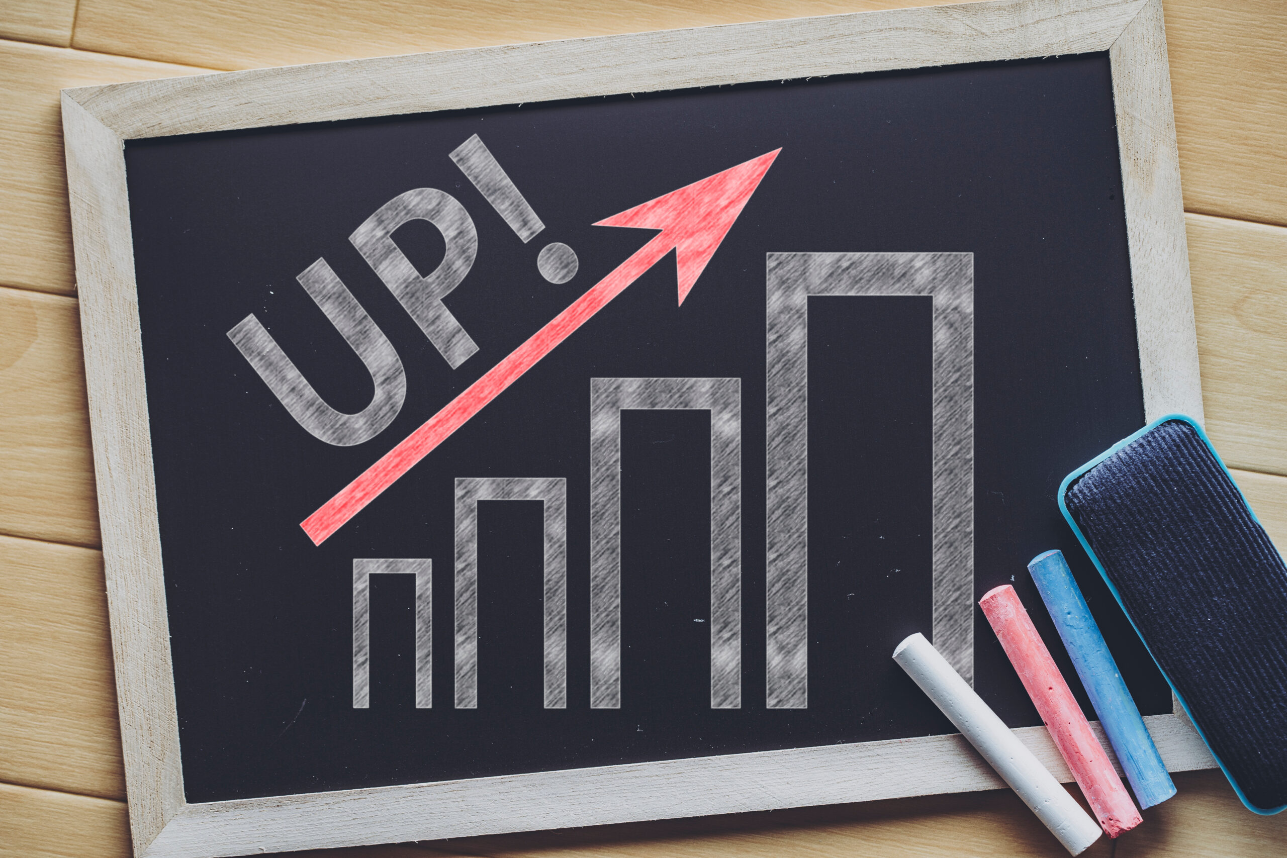 コンサルタントが出版後のマーケティング戦略を設計するビジネスイメージ