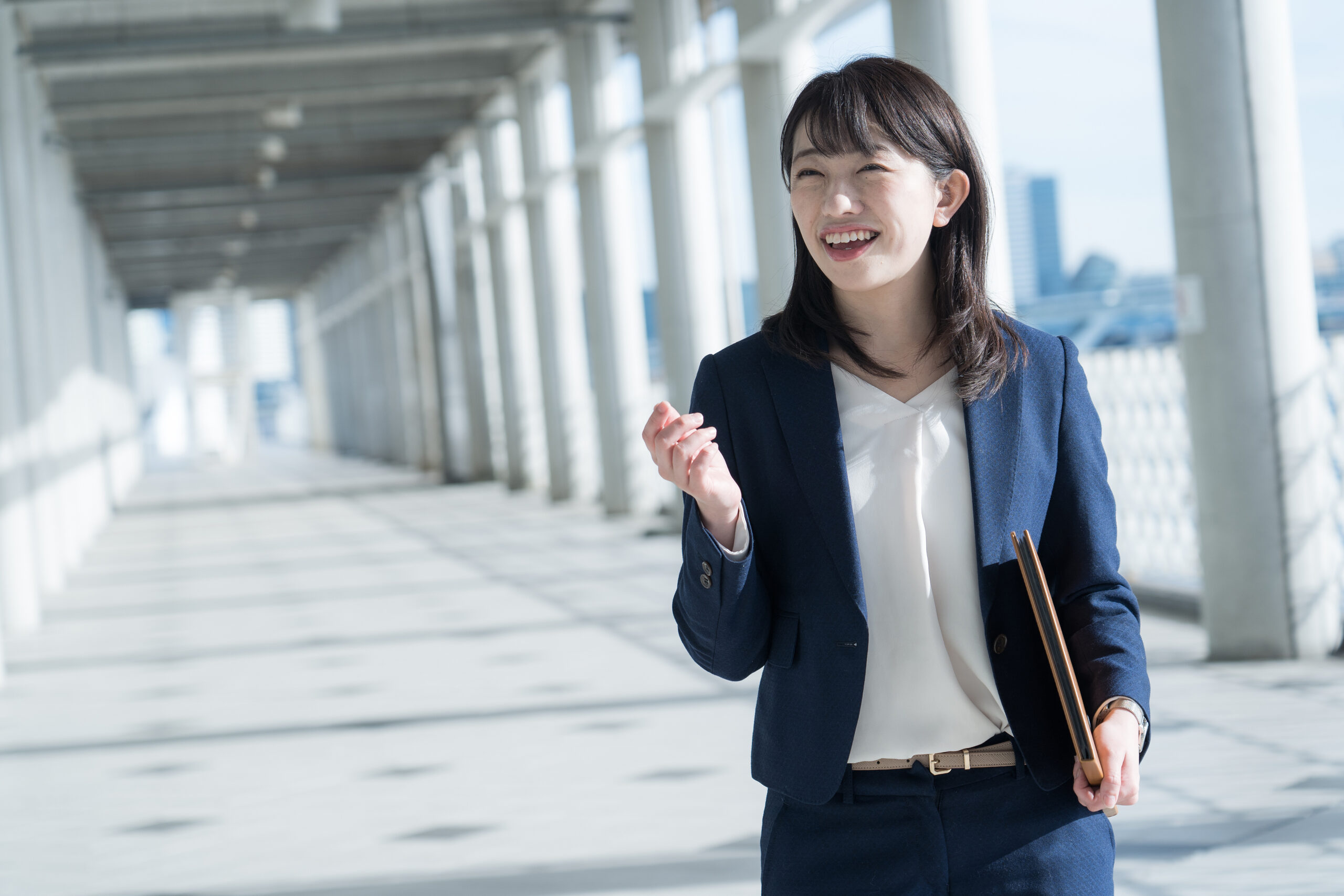 書籍を手にした士業の専門家のイメージ