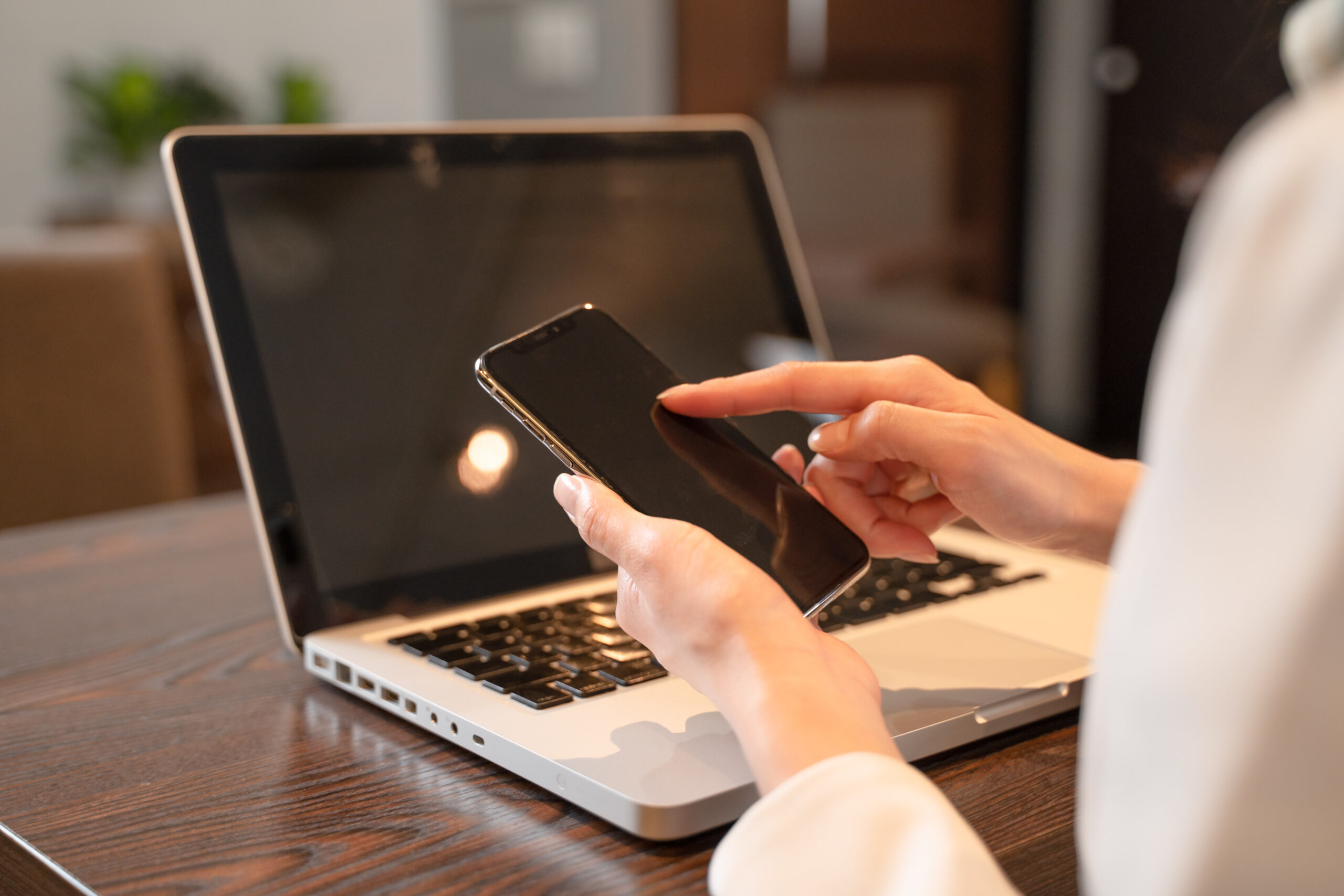 出版ブランディングの費用相場を検討する経営者のイメージ