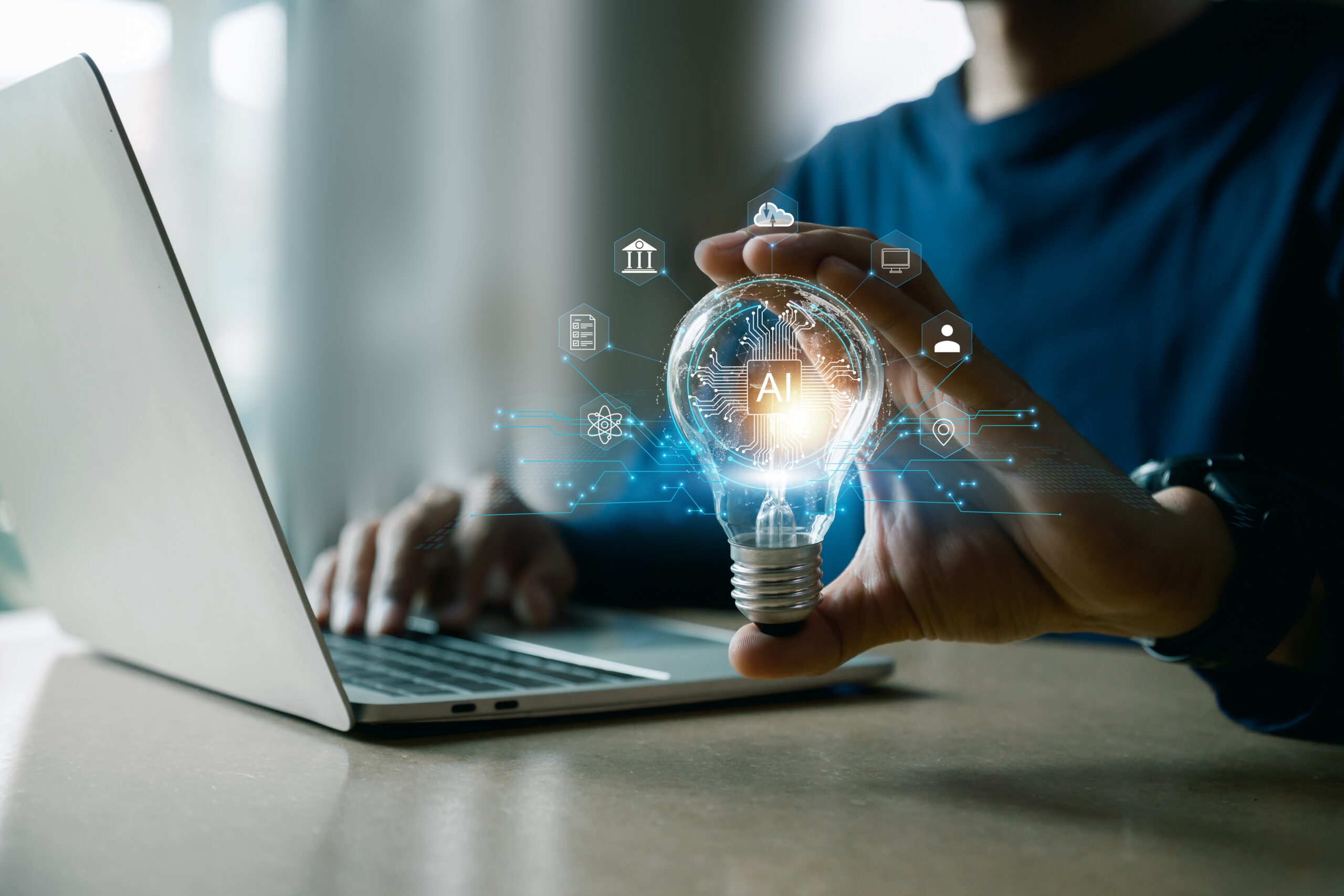 ChatGPT・Gemini・Claudeを比較する経営者のビジネスイメージ